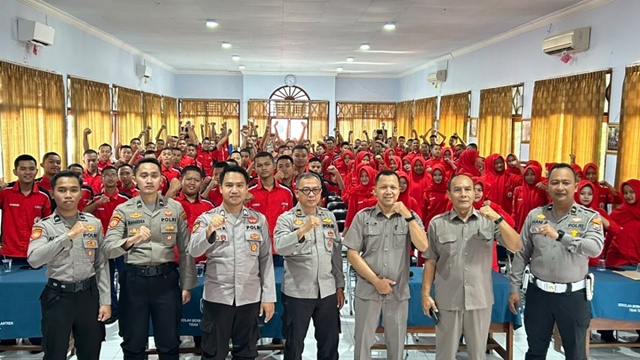 200 Siswa SMK PGRI 2 Ponorogo Belajar Literasi AI dan Keamanan Siber