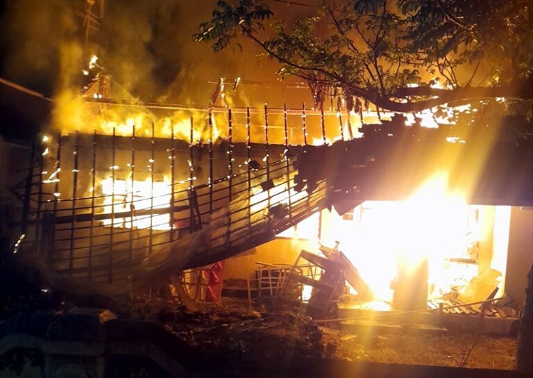 Kebakaran Bangunan Kosong di Puskesmas Tonatan