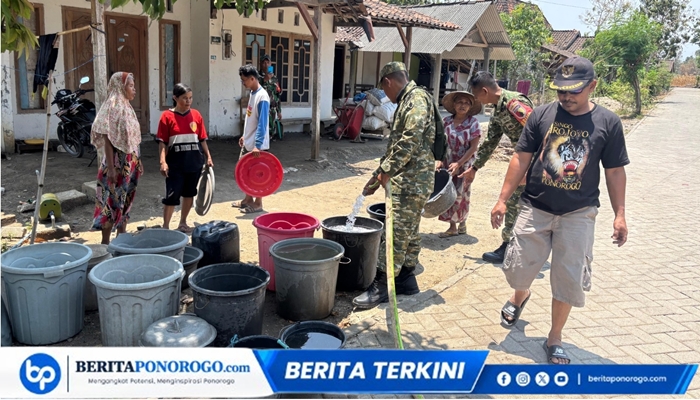 Personel Kodim 0802/Ponorogo menyalurkan bantuan air bersih kepada warga Desa Karangpatihan, Kecamatan Pulung, Kabupaten Ponorogo, Selasa (29/9/2026), melalui program Bakti TNI AD untuk membantu masyarakat terdampak kemarau panjang.