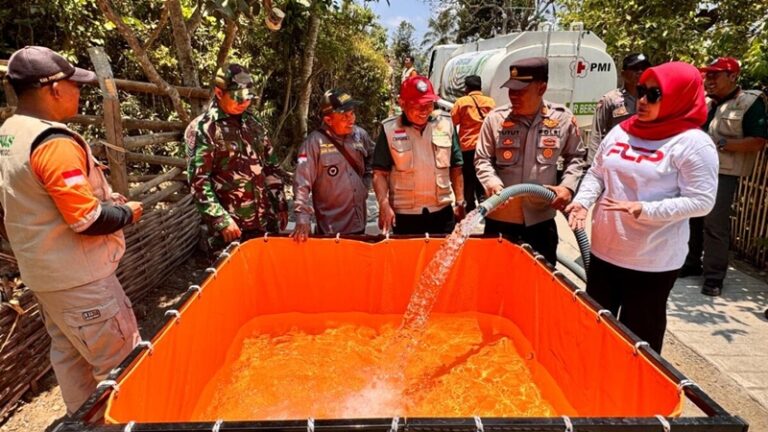 Krisis Air Bersih di Ponorogo, Polsek Sawoo Salurkan 5.000 Liter untuk 303 Warga Desa Tumpuk