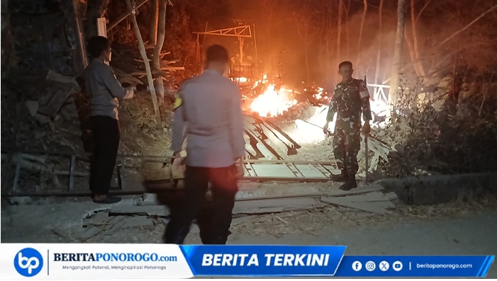 Kebakaran Lahan Kering di Sambit Merembet ke Gudang Kayu