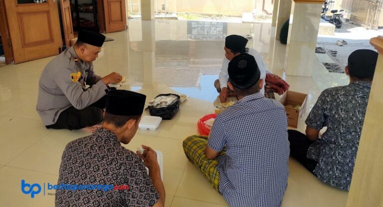 Cegah Judi Online, Kapolsek Sukorejo Sampaikan Pesan Kamtibmas Saat Safari Jumat