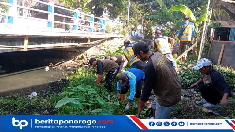 Pepeling Ponorogo Bersama BBWS Bengawan Solo dan Warga Bersihkan area Sungai di Keniten